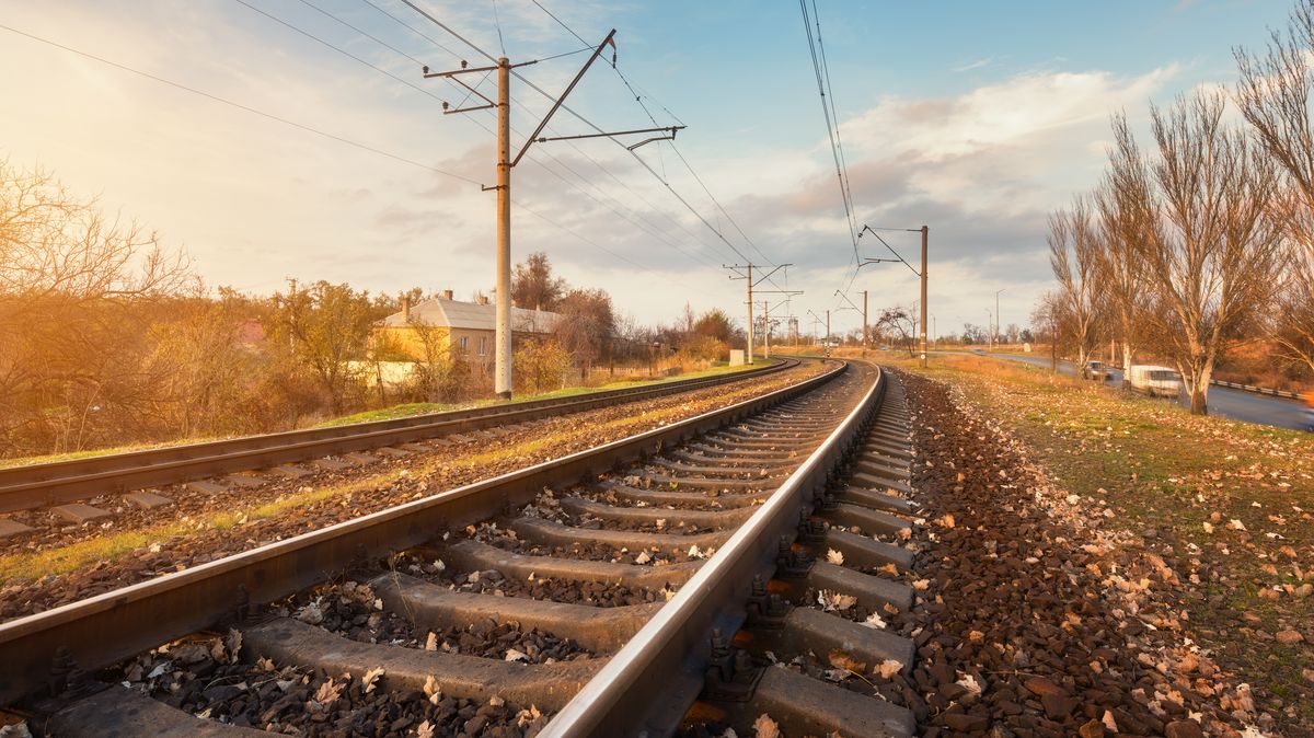 Vlak na Sokolovsku najel na nastraženou hromadu kamení